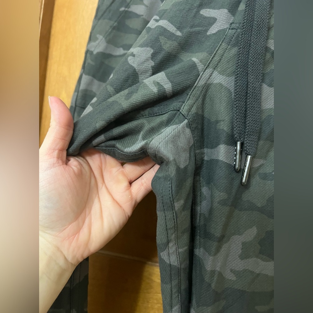 Athleta Farallon Camo Jogger Pants Size 4 - Picture 3 of 9